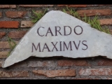 07793 ostia - regio iv - insula i - cardo maximus - schild.jpg